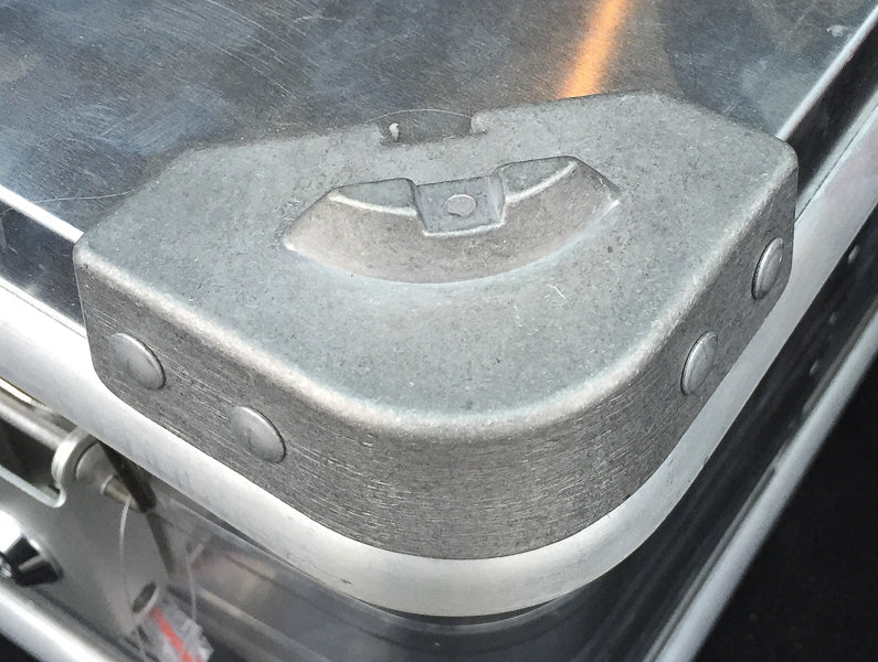Nærbilde av forsterket hjørnebeslag på aluminiumsboksen