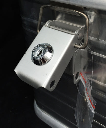 Nærbilde av låsbar hurtiglås med nøkkel på aluminiumsboksen