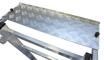 Nærbilde av riflet aluminiumsplattform på arbeidsplattformen
