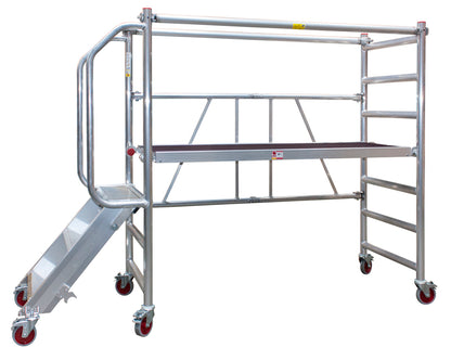 Mobil arbeidsplattform i aluminium med trapp, rekkverk og hjul, sett fra siden
