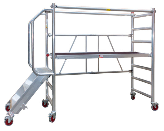 Mobil arbeidsplattform i aluminium med trapp, rekkverk og hjul, sett fra siden
