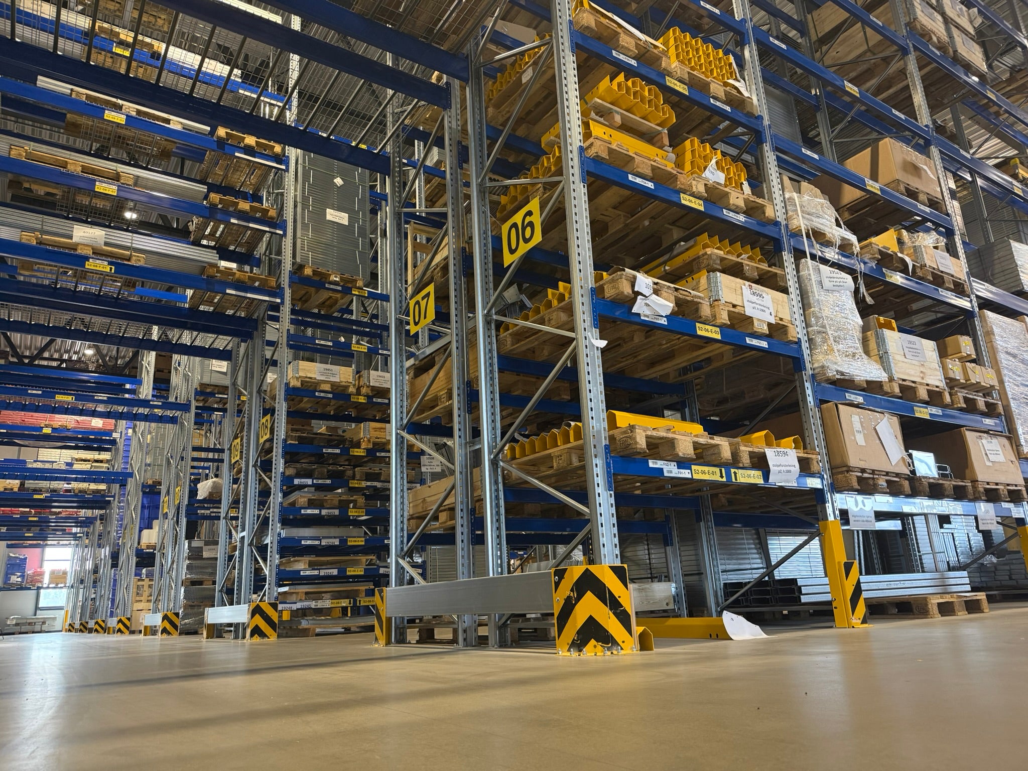 BITO Pro pallereol med paller og truck i lagerhall