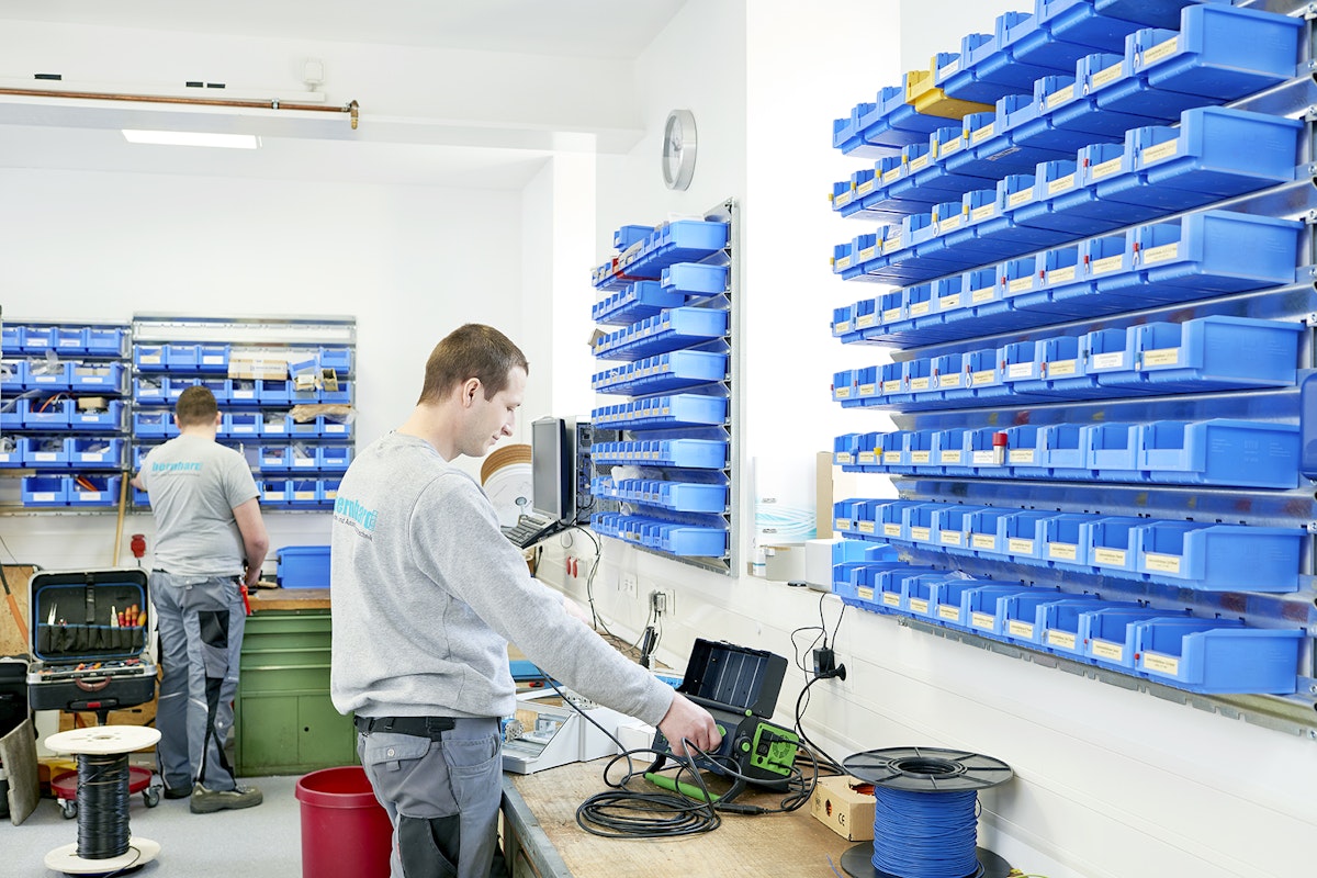 Plukk av smådeler fra BITO SK plukkasser i reolmiljø