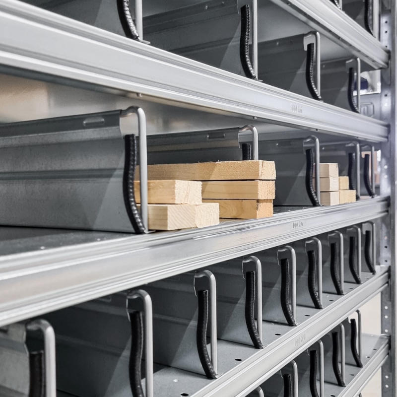 Lett listverksreol, med skilleplater og trevarer