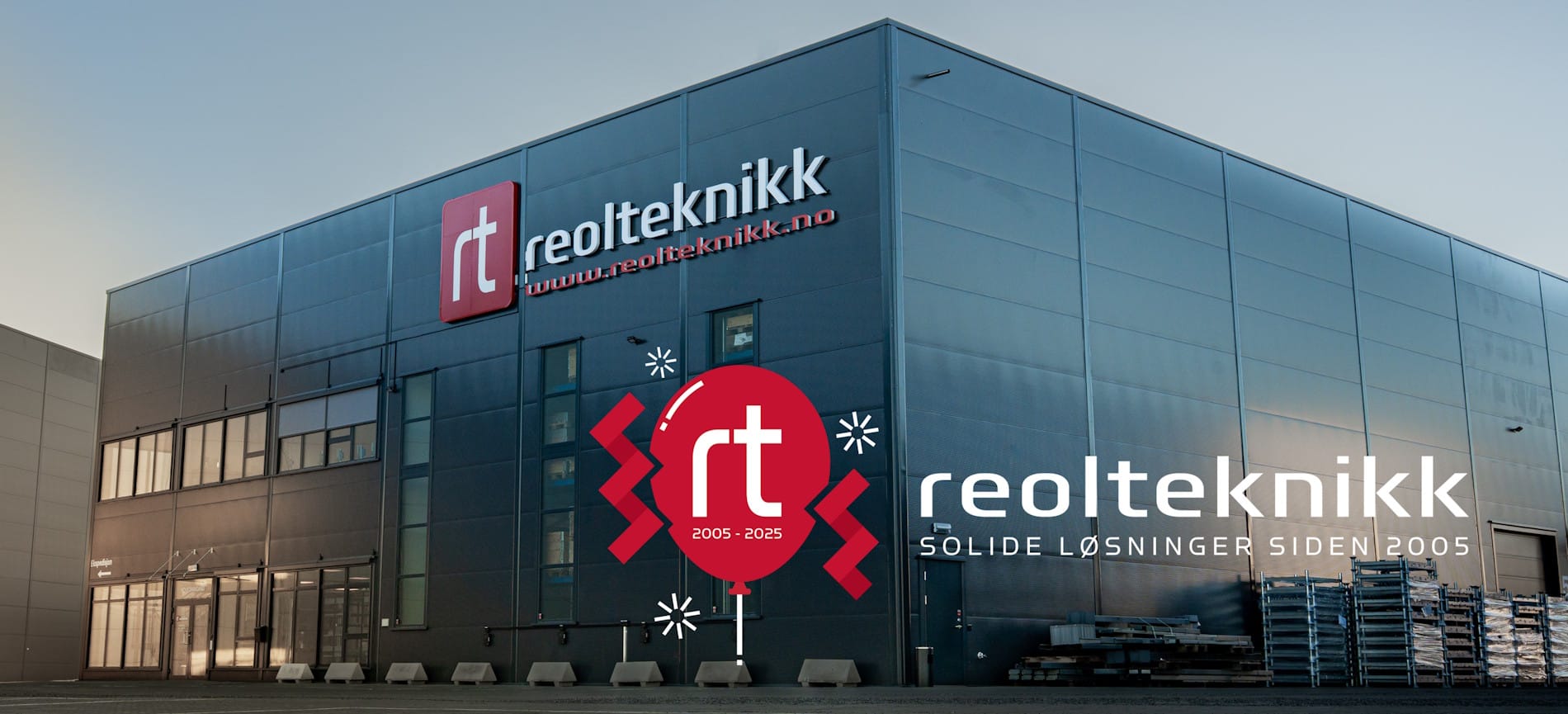 Fasade med skilt og jubileumslogo forsidebilde nettside